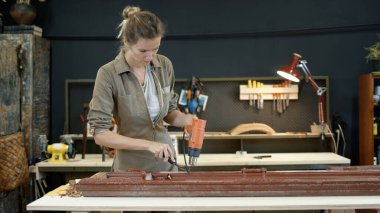 Isı tabancasıyla boya çıkarmak, ahşap pencerenin restorasyonu.