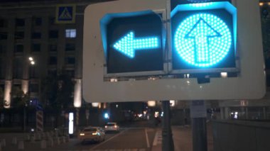 Gece geç saatte trafik ışıklarında iki yeşil ok, kapatın.