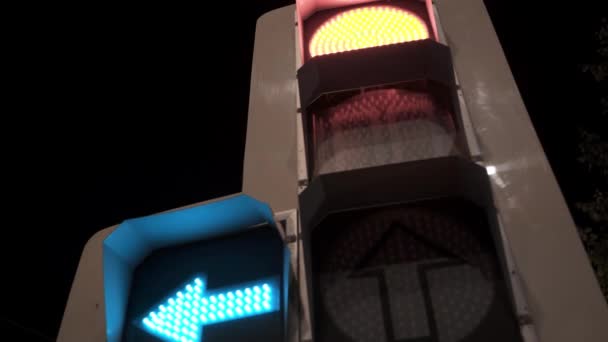 Світлофори з червоним світлом і зеленою стрілкою ліворуч — стокове відео