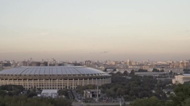 Moskova 'daki Sparrow tepeleri, gri gökyüzü altındaki binaların titreşimli görüntüsü.