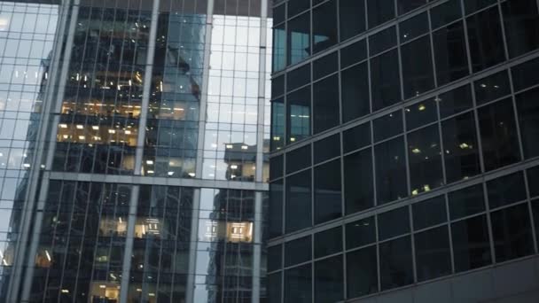 会社のガラスの建物のパンショット、夕方のビジネスエリア — ストック動画