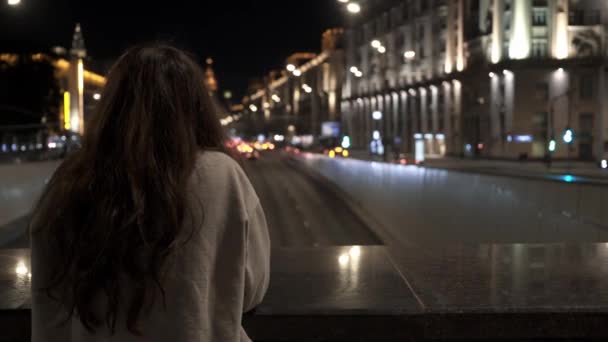 Back of woman looking at the road late at night, long hair — Stock Video