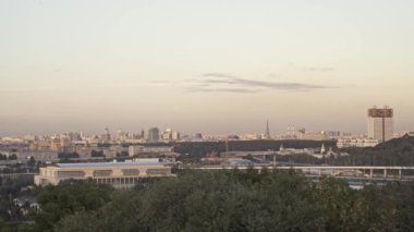 Moskova 'daki serçe tepelerinin Gimbal çekimi, gri gökyüzünün altındaki binalar.