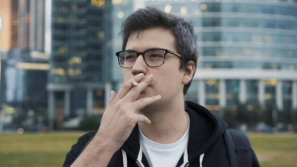 Jovem com um cigarro na boca, de perto — Fotografia de Stock