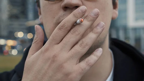 Joven con un cigarrillo en la boca, de cerca — Foto de Stock