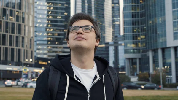 Uomo profilo sorridente girato guardando gli edifici del centro business — Foto Stock