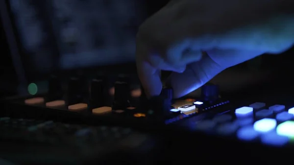 Пальцы на музыкальный контроллер в ночном клубе — стоковое фото