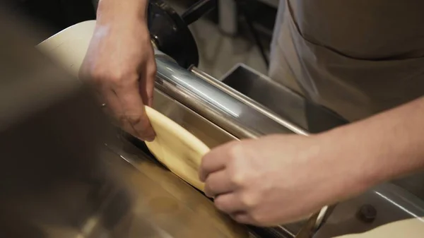 Preparando comida italiana, cozinheiro masculino fazendo ravioli na cozinha do restaurante — Fotografia de Stock