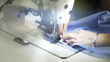 Makinede dikiş dikmek, ellerin kapalı olması ve mavi merceklerin yanması.