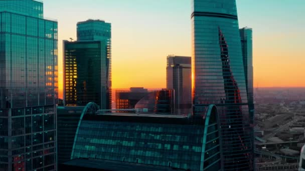 Foto aérea del futurista Centro de Negocios Internacionales de Moscú al atardecer. Rascacielos del centro de Moscú. El concepto de éxito. la cámara va a la derecha. — Vídeos de Stock