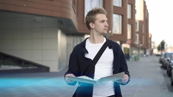 Young guy with map in hand looking for road, paper map in hand — Stock Photo, Image