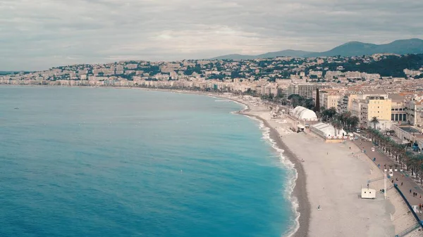 Grande ville et un long littoral d'eau azur tourné d'en haut — Photo