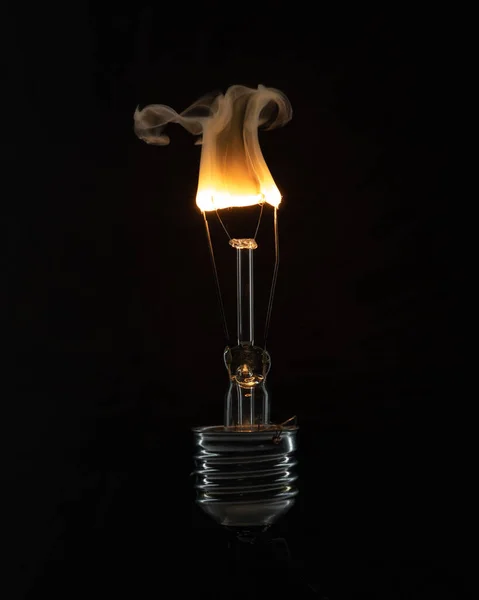 Lampadina Rotta Fiamme Con Fumo — Foto Stock