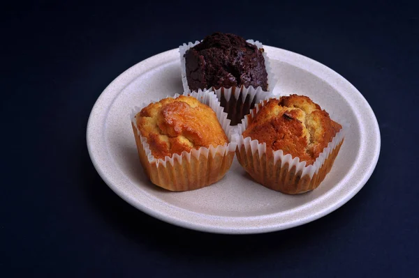 Vários Tipos Delicioso Muffin Cima Uma Placa Cerâmica Com Fundo — Fotografia de Stock