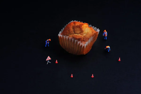 Figura Miniatura Los Hombres Mantenimiento Que Rodean Delicioso Panecillo — Foto de Stock