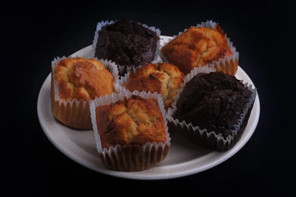 Muffins Fofos Com Multisabor Cima Placa Cerâmica Com Fundo Escuro — Fotografia de Stock