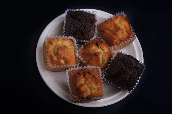 Muffins Fofos Com Multisabor Cima Placa Cerâmica Com Fundo Escuro — Fotografia de Stock