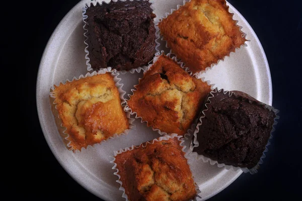 Muffins Fofos Com Multisabor Cima Placa Cerâmica Com Fundo Escuro — Fotografia de Stock