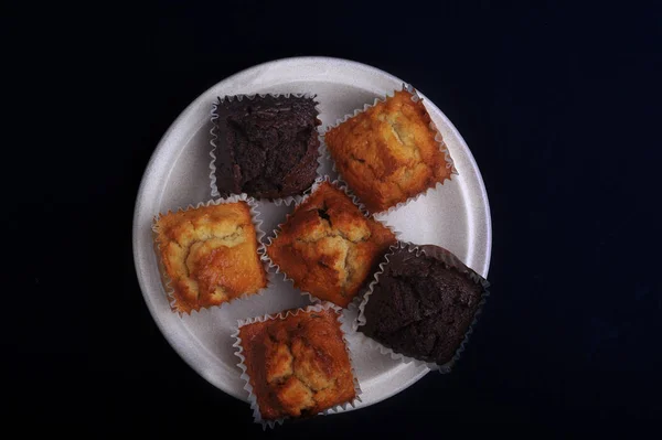 Muffins Fofos Com Multisabor Cima Placa Cerâmica Com Fundo Escuro — Fotografia de Stock