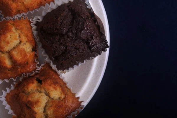Heerlijke Donzige Muffin Bovenop Keramische Plaat Met Donkere Achtergrond — Stockfoto