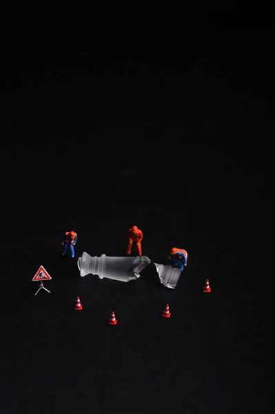 Group Miniature Figurine Workers Surrounding Piece Broken Chess Maintenance Workmanship — Stock Photo, Image