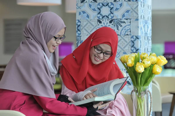 Dois Jovens Estudantes Muslimah Sudeste Asiático Sentados Biblioteca Segurando Livro — Fotografia de Stock