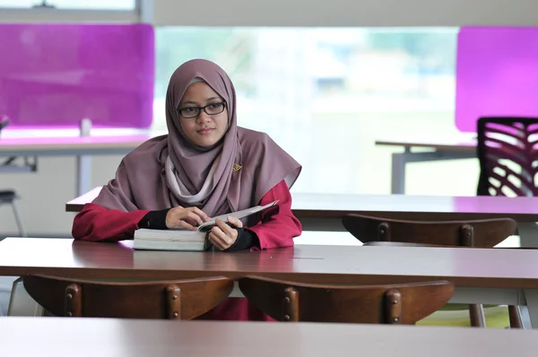 Genç Güzel Bir Muslimah Kütüphanede Yalnız Çalışıyor — Stok fotoğraf