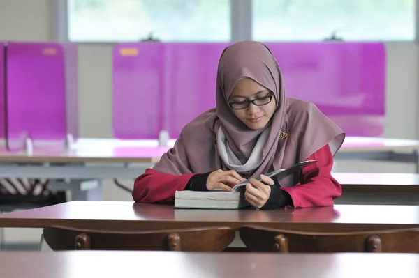 Een Mooie Jonge Muslima Studeert Alleen Bibliotheek — Stockfoto