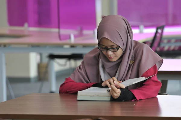Uma Bela Jovem Muslimah Estudando Sozinha Biblioteca — Fotografia de Stock