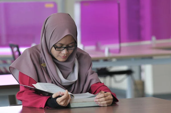 Genç Güzel Bir Muslimah Öğrenci Kütüphanede Yalnız Çalışıyor — Stok fotoğraf