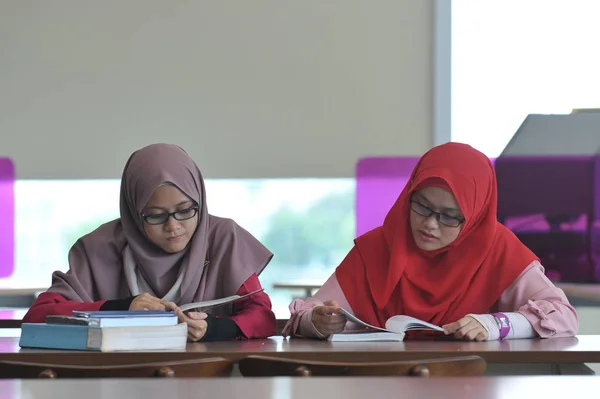 Dois Belos Jovens Estudantes Muslimah Discutindo Sua Tarefa — Fotografia de Stock