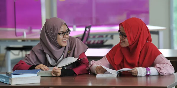 Due Giovani Studenti Muslimah Discutono Del Loro Incarico — Foto Stock