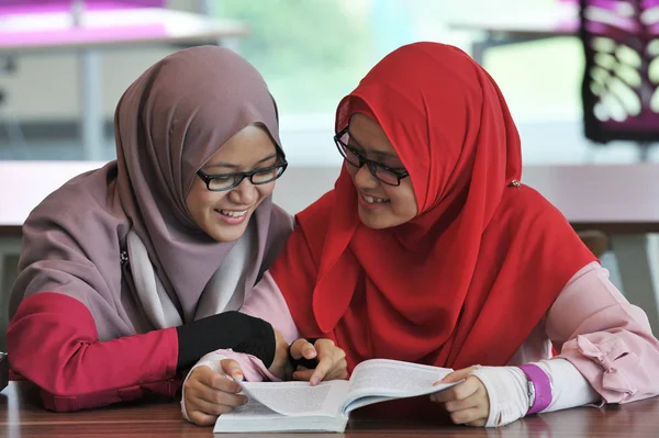 Dois Belos Jovens Estudantes Muslimah Discutindo Sua Tarefa — Fotografia de Stock