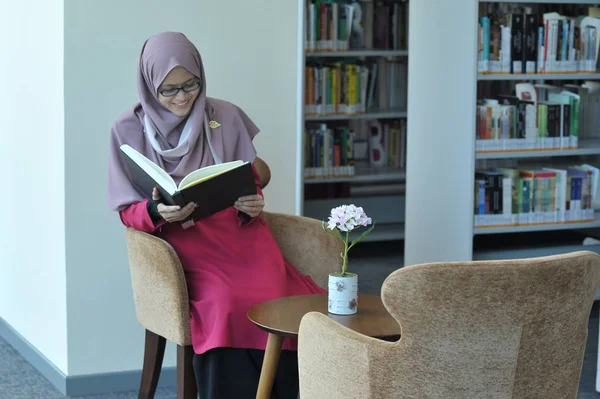 一人で勉強する若い美しいイスラム教徒の学生 — ストック写真