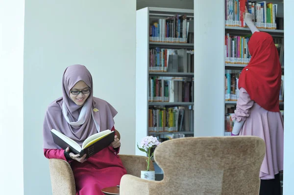 Une Jeune Belle Étudiante Muslimah Étudie Dans Une Bibliothèque — Photo