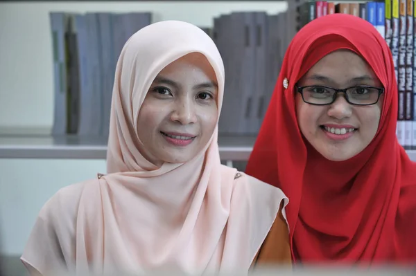 Jovens Estudantes Muslimah Sorrindo Dentro Uma Biblioteca — Fotografia de Stock