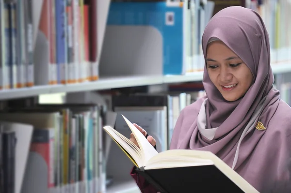 Jeune Étudiant Hijab Lisant Livre Dans Une Bibliothèque Publique — Photo