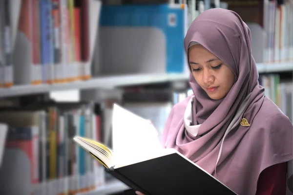 Jovem Estudante Hijab Lendo Livro Uma Biblioteca Pública — Fotografia de Stock