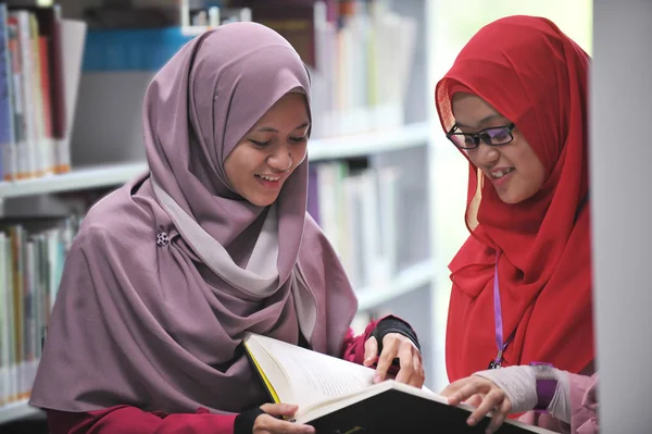 Due Giovani Studenti Muslimah Discutono Biblioteca — Foto Stock