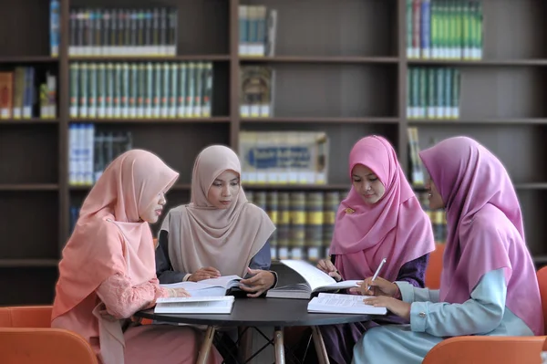 ディスカッション中に一緒に働くイスラム教徒の学生のグループ — ストック写真
