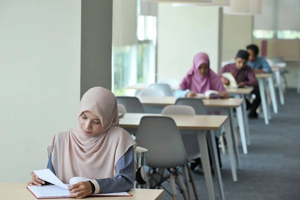 Jovens Belos Estudantes Hijabi Estudam Uma Biblioteca Foco Seletivo — Fotografia de Stock