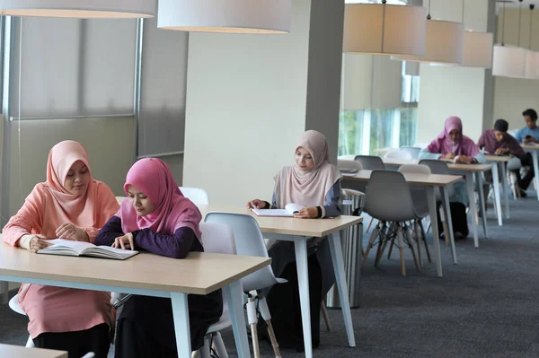Молодые Красивые Мусульманские Студенты Учатся Библиотеке Выборочный Фокус — стоковое фото