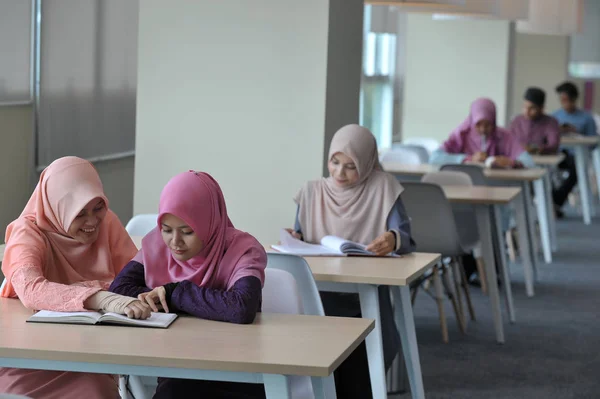 Giovani Bellissimi Studenti Hijabi Studiano Una Biblioteca Focus Selettivo — Foto Stock