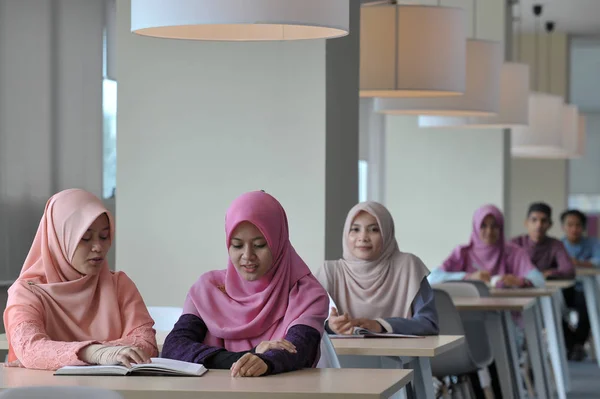 Estudantes Bonitos Novos Muslimah Estudam Uma Biblioteca Foco Seletivo — Fotografia de Stock