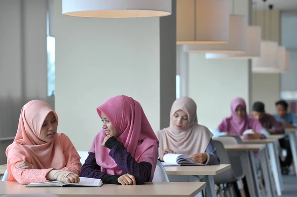 Estudantes Bonitos Novos Muslimah Estudam Uma Biblioteca Foco Seletivo — Fotografia de Stock