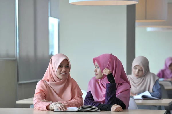 Молодые Красивые Студенты Хиджаби Учатся Библиотеке Выборочный Фокус — стоковое фото