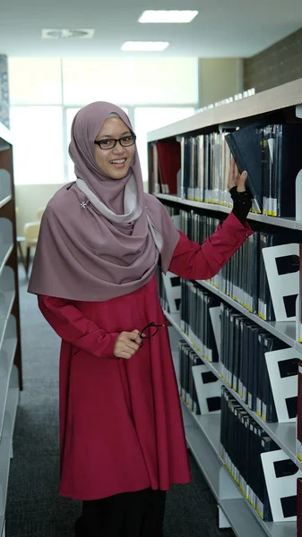 Uma Bela Jovem Hijab Escolhendo Livro Estante Uma Biblioteca — Fotografia de Stock