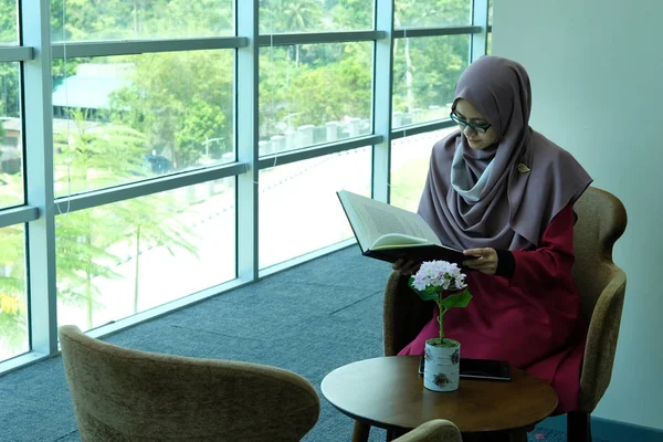 Uma Bela Jovem Hijab Lendo Livro Uma Biblioteca — Fotografia de Stock
