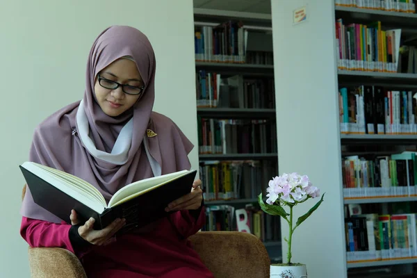 Una Hermosa Joven Hiyab Leyendo Libro Una Biblioteca — Foto de Stock