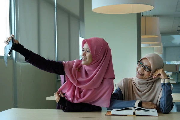 Красивые Молодые Женщины Хиджаба Делают Селфи Библиотеке — стоковое фото